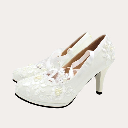 Süße weiße Seide Riemchen Spitze Blume Rebe Perle verschönert Hochzeit Schuhe