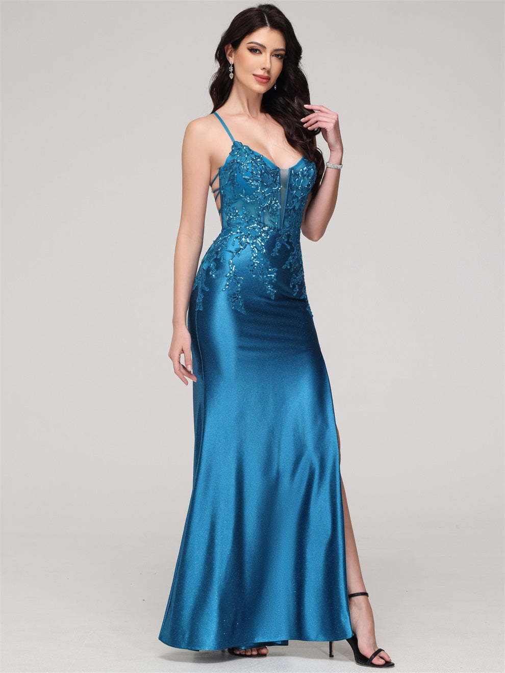 Gerade Spaghetti-Träger V-Ausschnitt besticktes glänzendes Satin Abendkleid