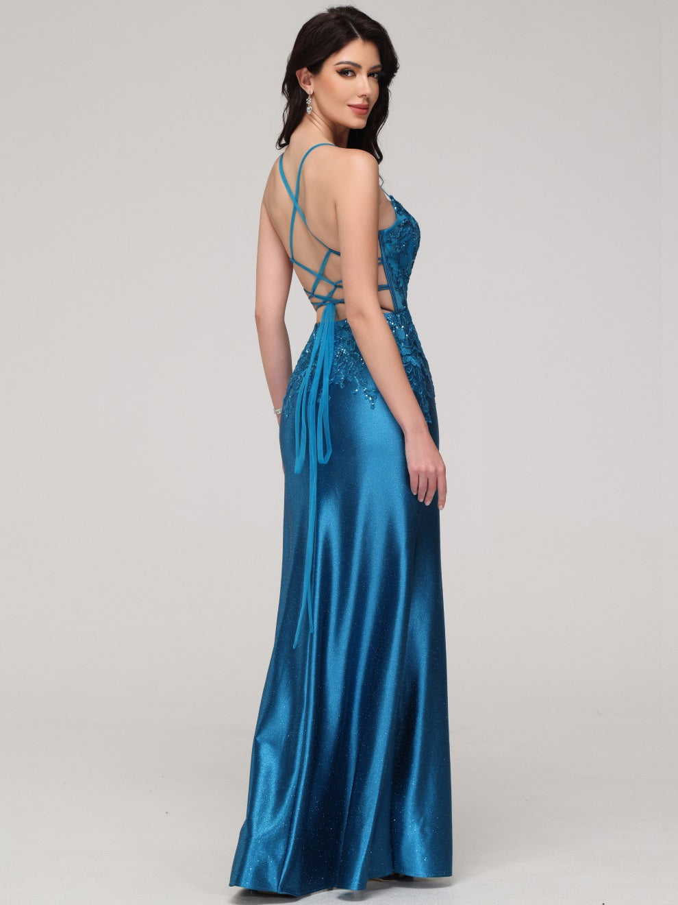 Gerade Spaghetti-Träger V-Ausschnitt besticktes glänzendes Satin Abendkleid