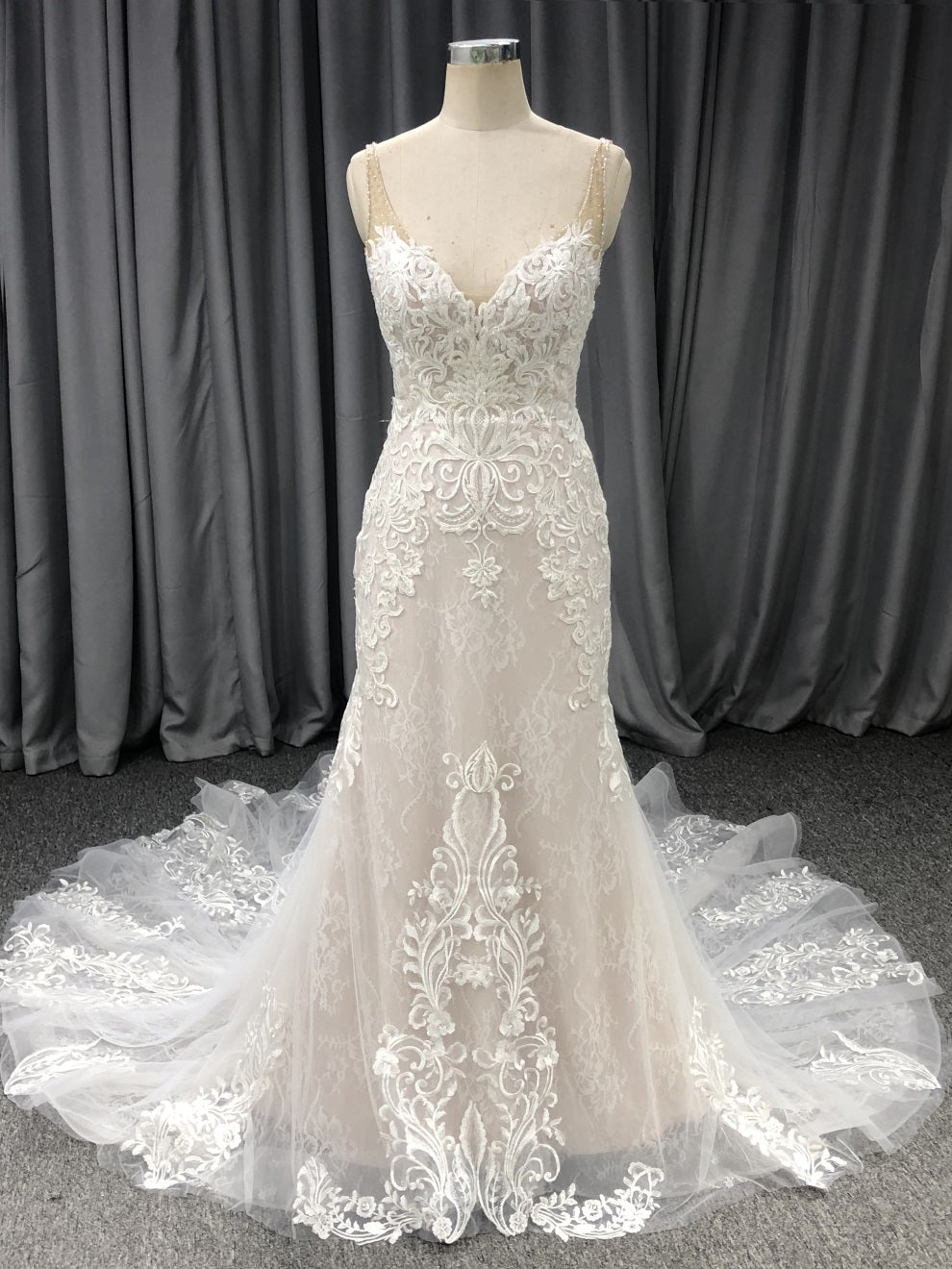 Spitze Träger V-Ausschnitt Meerjungfrau Brautkleid mit Schleppe C0005