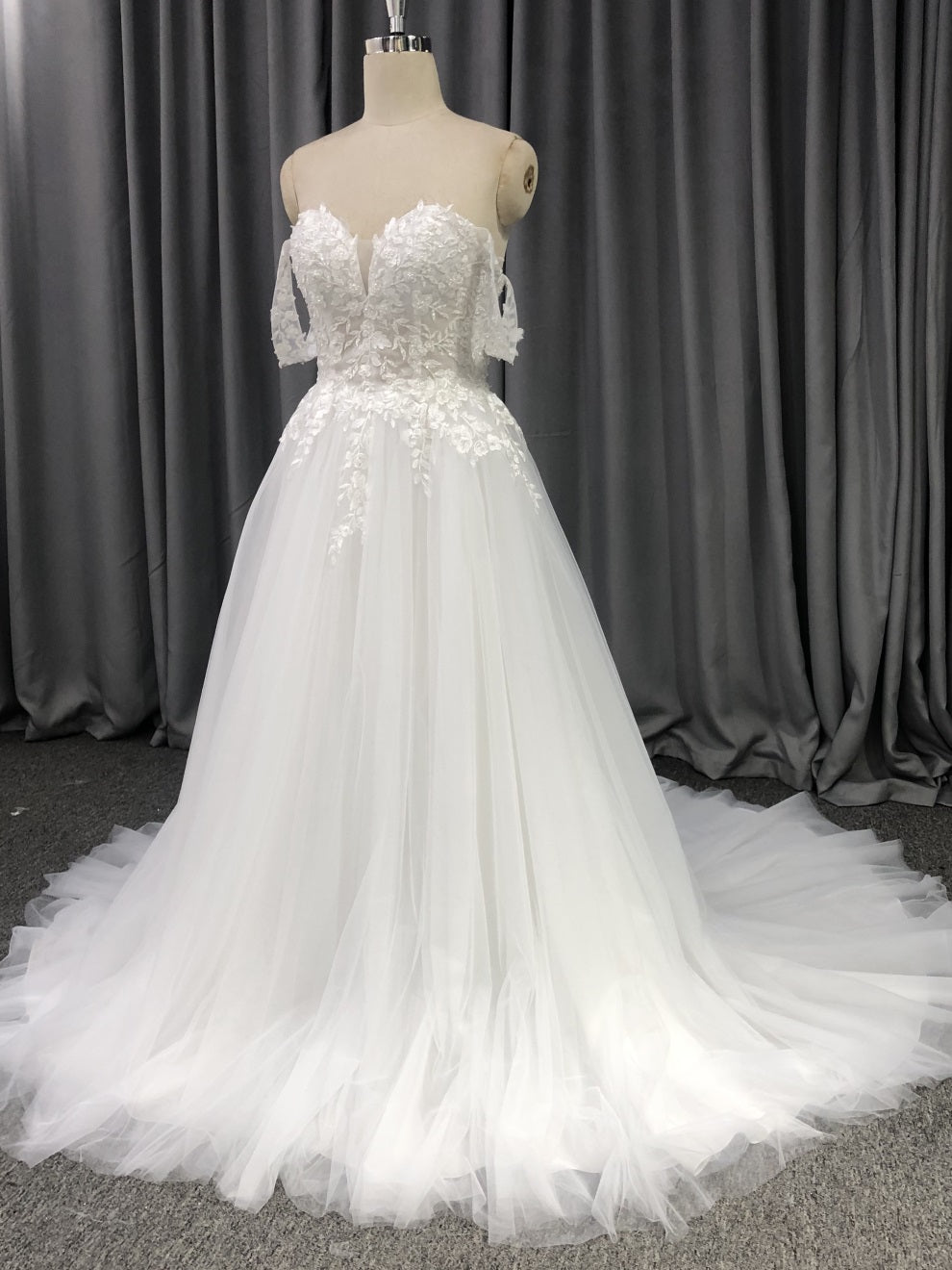 Sweetheart Neck Tüll mit Spitzenapplikationen Brautkleid mit Schleppe C0012