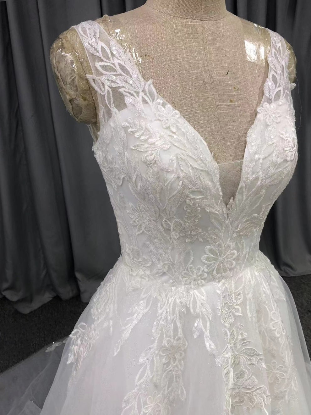 Träger Tüll mit Spitzenapplikationen A-Linie Brautkleid mit Schleppe C0015
