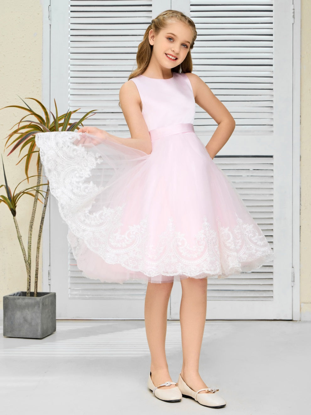 Ärmelloses Spitzenapplikationen Tüll Blumenmädchenkleid mit Schleife-Knoten