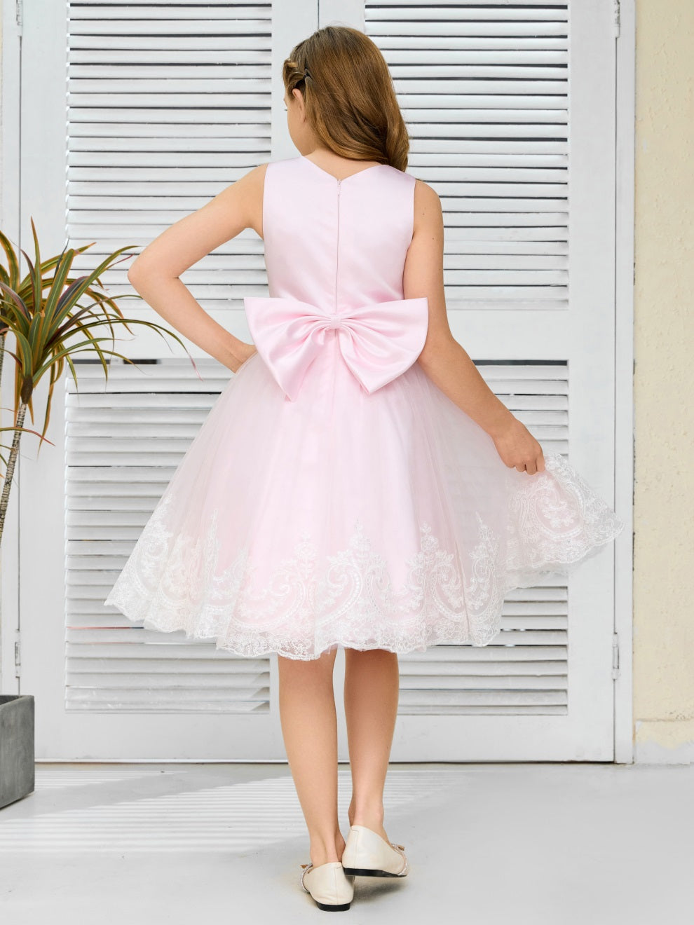 Ärmelloses Spitzenapplikationen Tüll Blumenmädchenkleid mit Schleife-Knoten