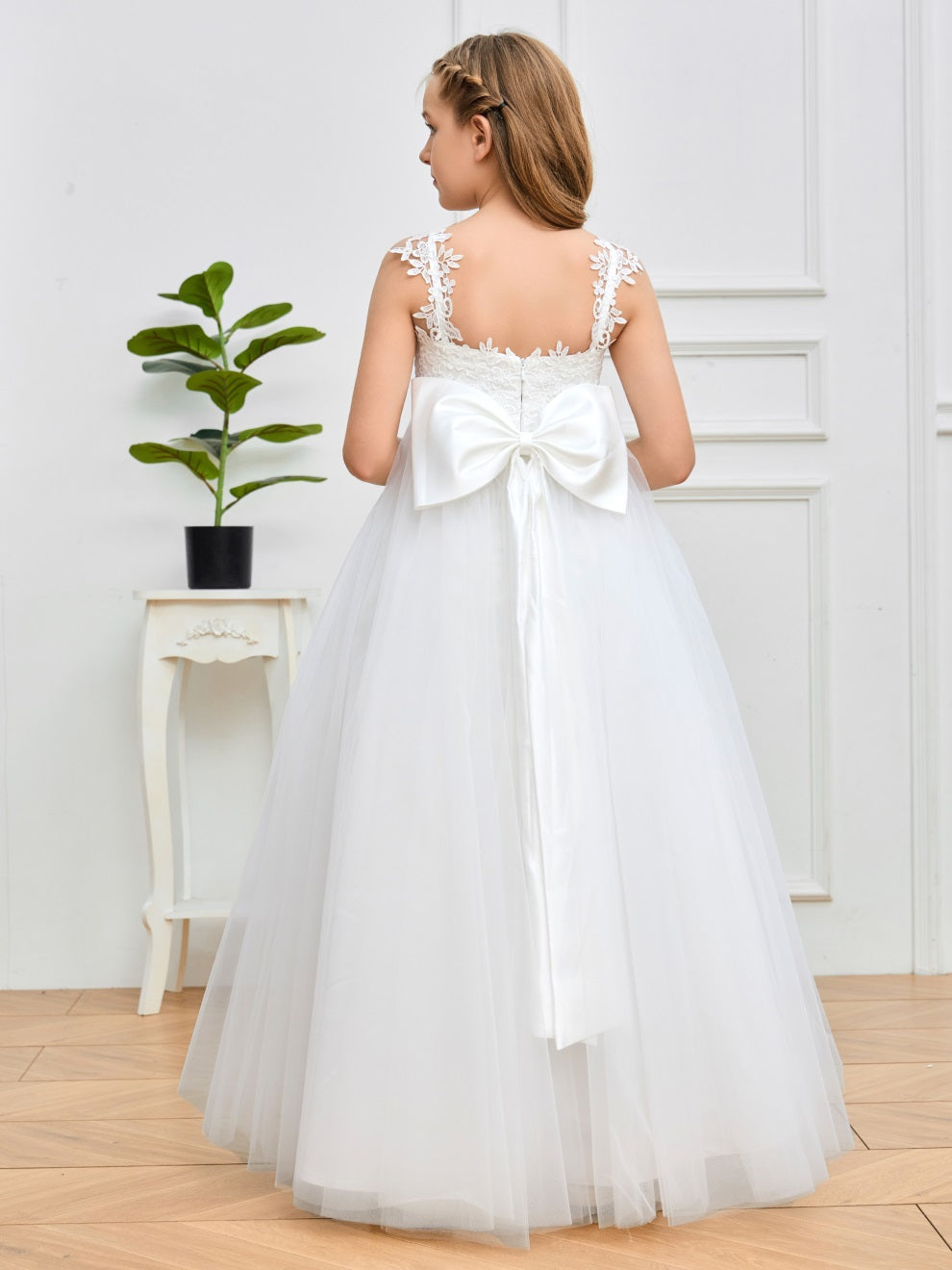 Schickes Spitzenapplikationen ärmelloses Tüll-Blumenmädchenkleid mit Schleife-Knoten