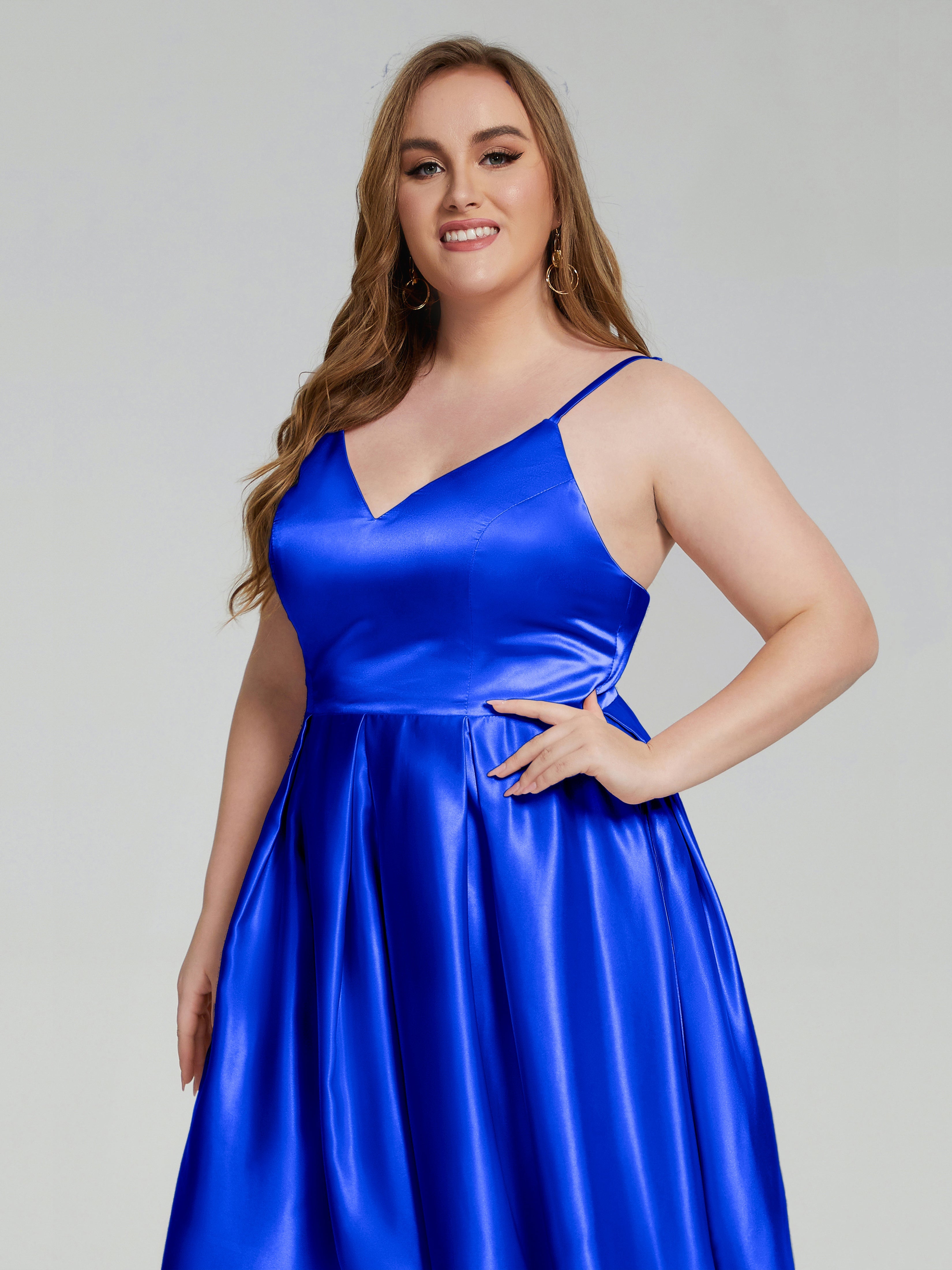 Josie Cute V-Ausschnitt Weichem Satin Brautjungfernkleider in Übergröße