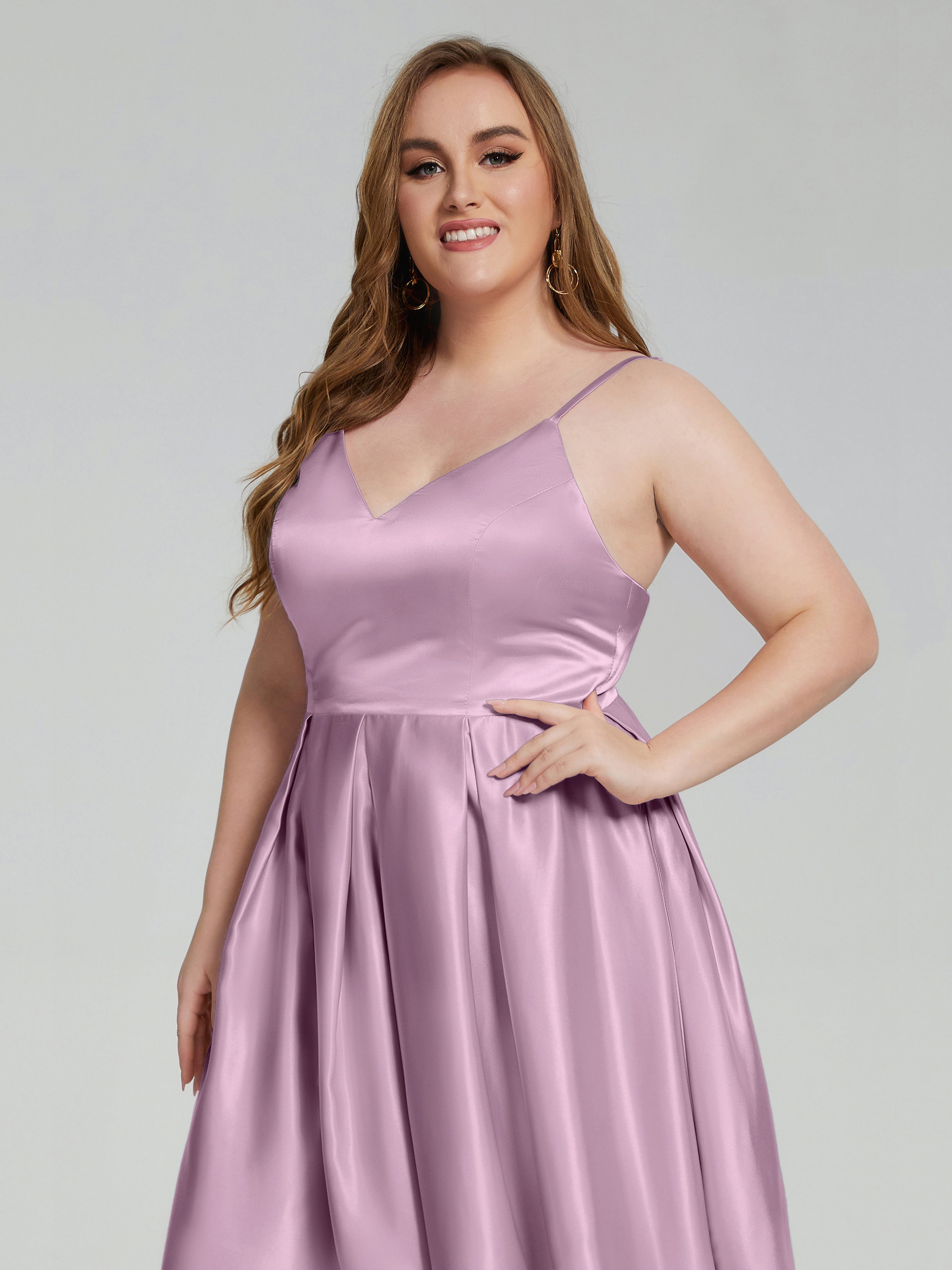 Josie Cute V-Ausschnitt Weichem Satin Brautjungfernkleider in Übergröße