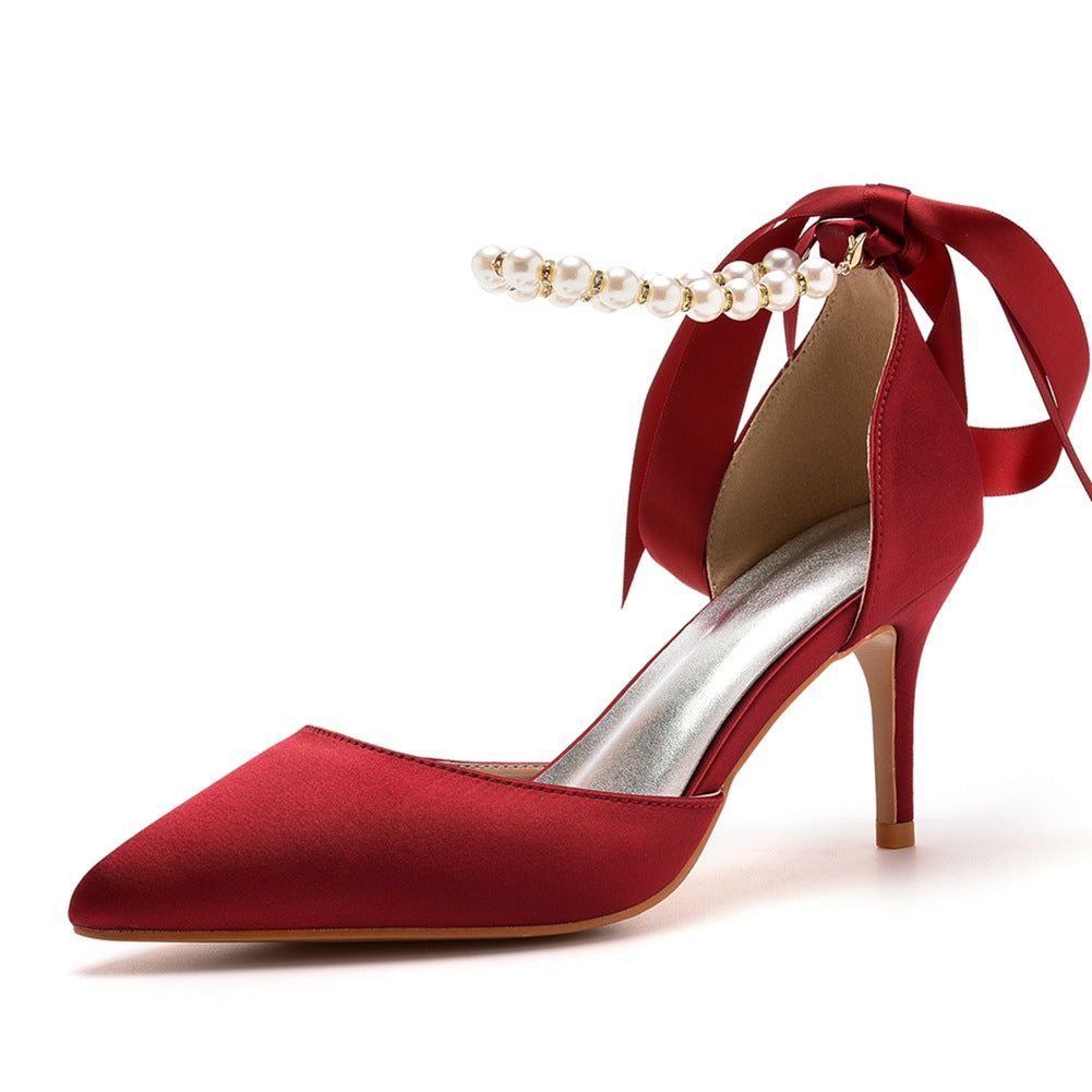 High Heels Aus Satin Mit Spitzer Zehenpartie Und Knöchelriemen Und Perlenband