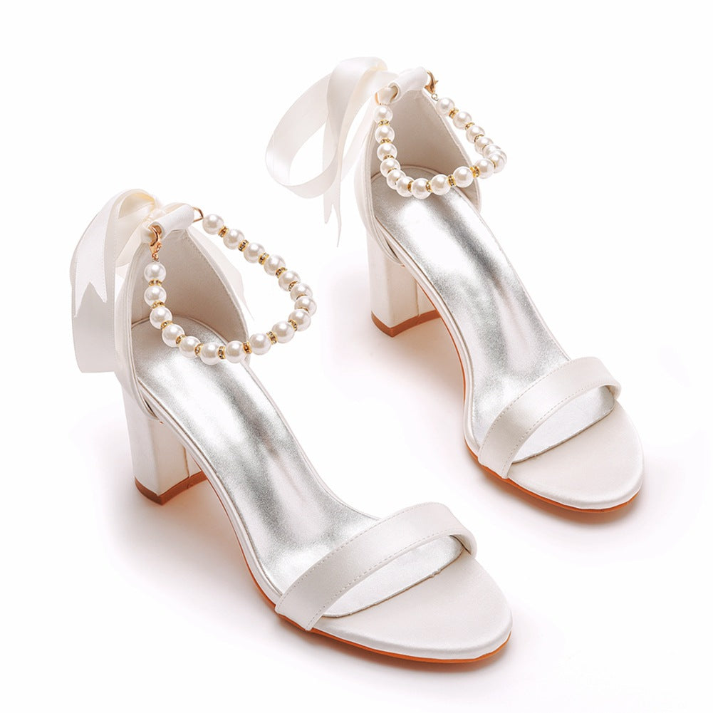 Elegante Block-High-Heels Aus Satin Mit Perlenband Und Knöchelriemen