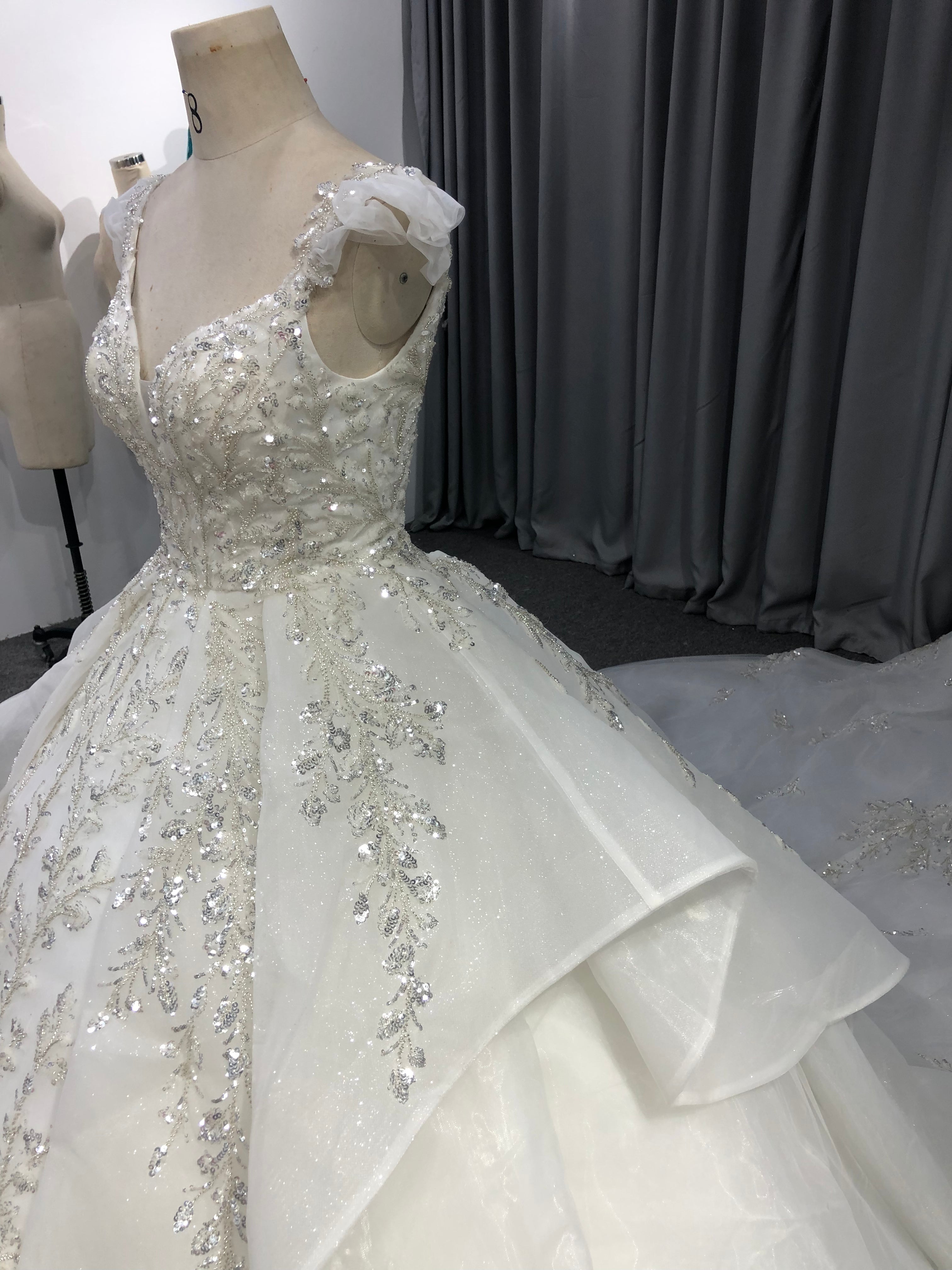 Glitzer Organza Kappenärmel Hof Schleppe Brautkleider