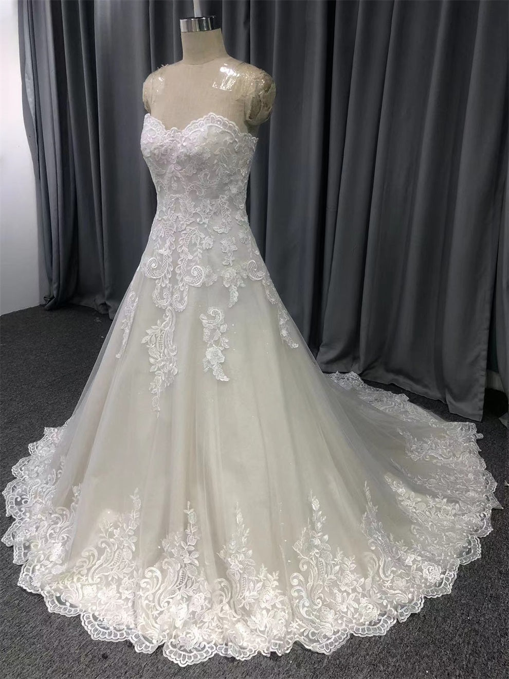 Sweetheart Neck Trägerlos Spitze Applikationen A-Linie Brautkleid mit Schleppe C0009