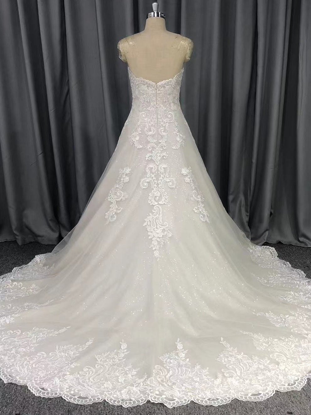 Sweetheart Neck Trägerlos Spitze Applikationen A-Linie Brautkleid mit Schleppe C0009