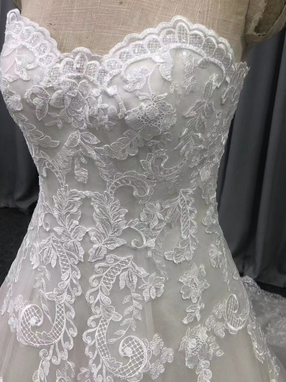 Sweetheart Neck Trägerlos Spitze Applikationen A-Linie Brautkleid mit Schleppe C0009