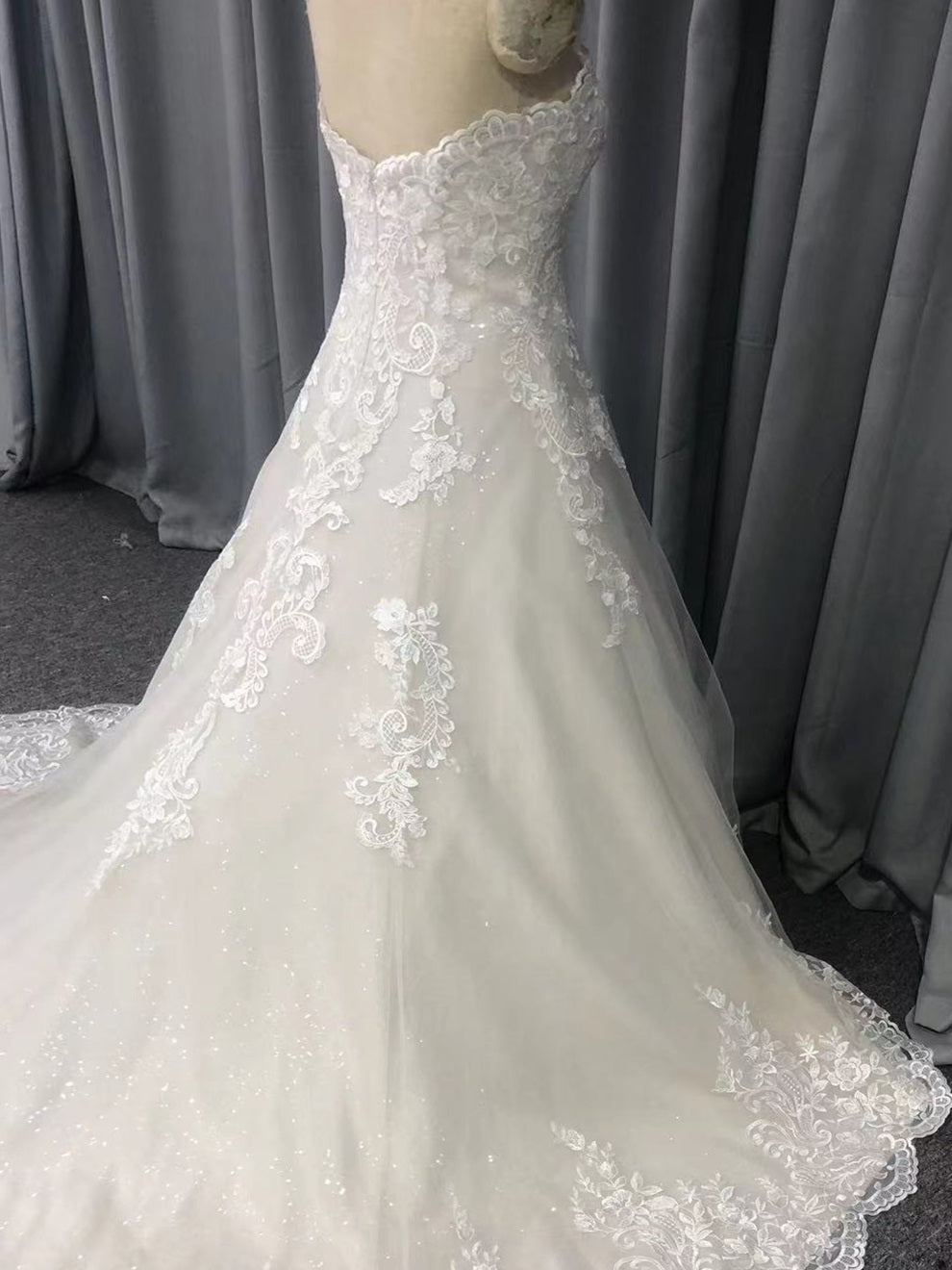 Sweetheart Neck Trägerlos Spitze Applikationen A-Linie Brautkleid mit Schleppe C0009