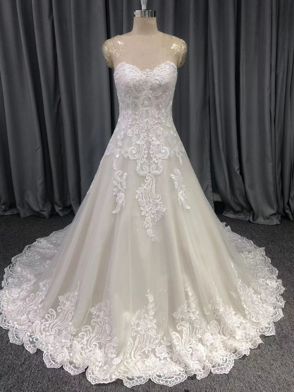 Sweetheart Neck Trägerlos Spitze Applikationen A-Linie Brautkleid mit Schleppe C0009