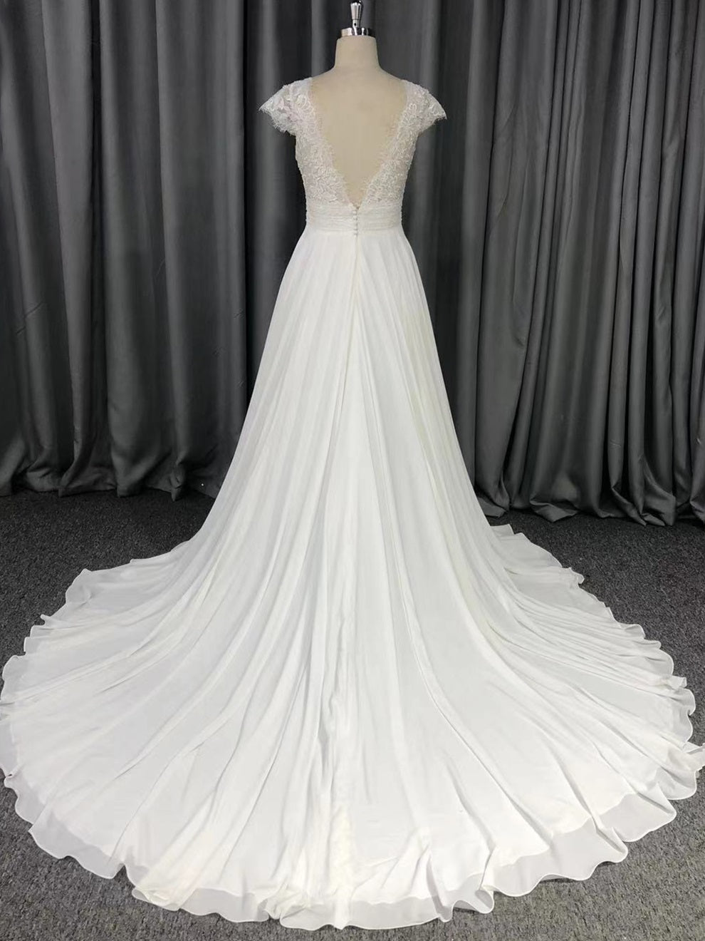 Kappe Ärmel V-Ausschnitt Spitze mit Perlen A-Linie Brautkleid mit Schleppe C0011