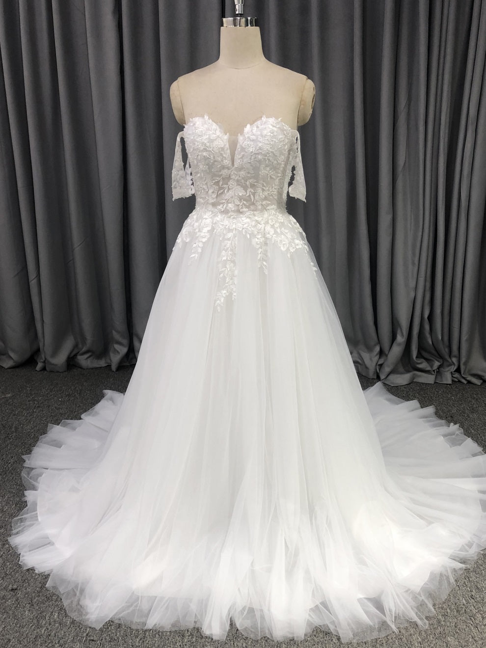 Sweetheart Neck Tüll mit Spitzenapplikationen Brautkleid mit Schleppe C0012