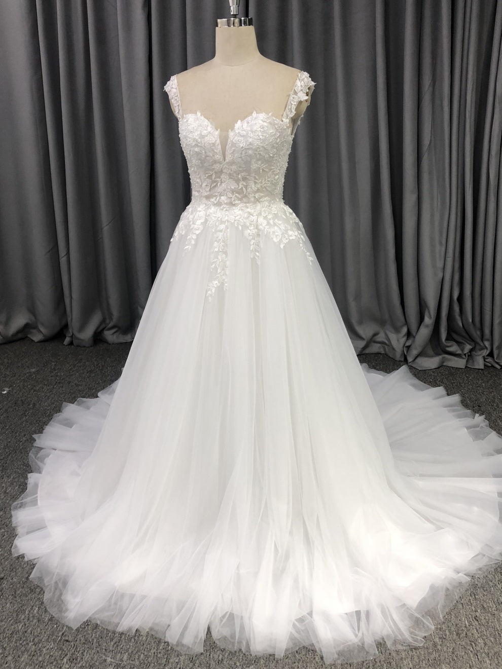 Sweetheart Neck Tüll mit Spitzenapplikationen Brautkleid mit Schleppe C0012