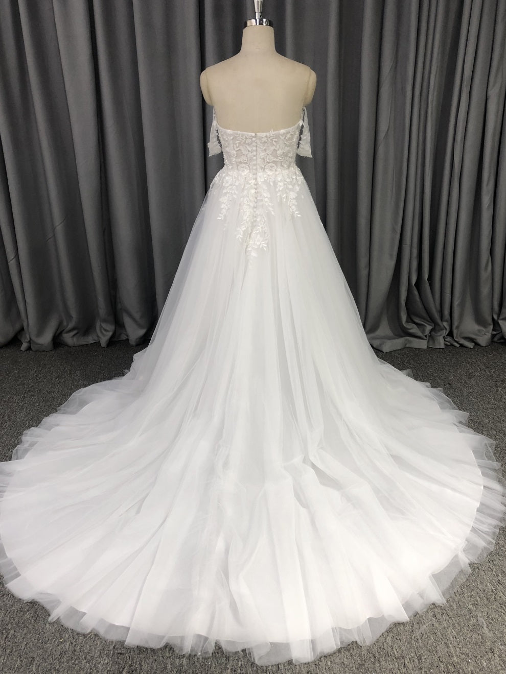 Sweetheart Neck Tüll mit Spitzenapplikationen Brautkleid mit Schleppe C0012