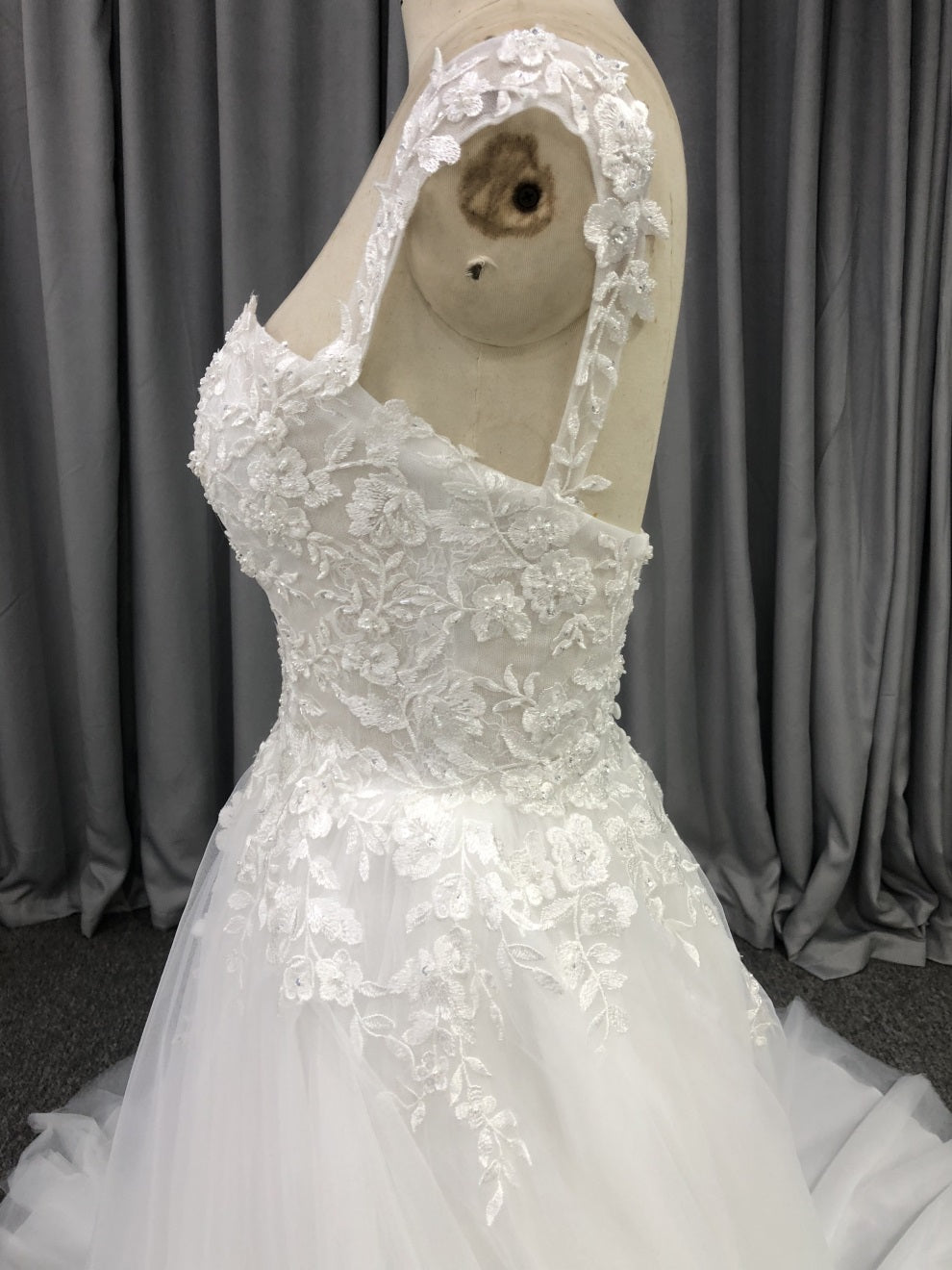 Sweetheart Neck Tüll mit Spitzenapplikationen Brautkleid mit Schleppe C0012