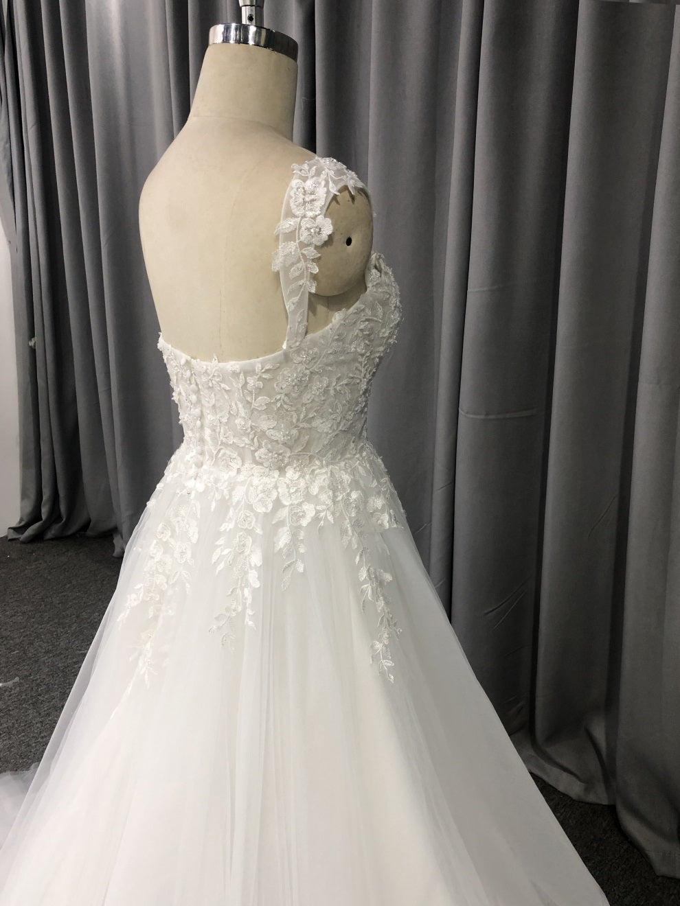 Sweetheart Neck Tüll mit Spitzenapplikationen Brautkleid mit Schleppe C0012