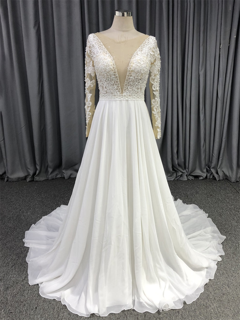 Lange Ärmel Chiffon mit Spitze A-Linie Brautkleid mit Schleppe C0017