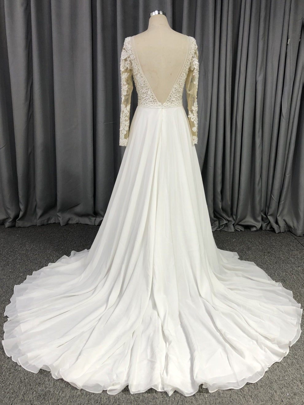 Lange Ärmel Chiffon mit Spitze A-Linie Brautkleid mit Schleppe C0017