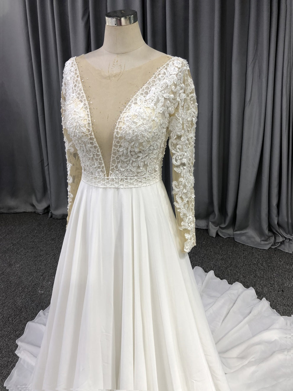 Lange Ärmel Chiffon mit Spitze A-Linie Brautkleid mit Schleppe C0017