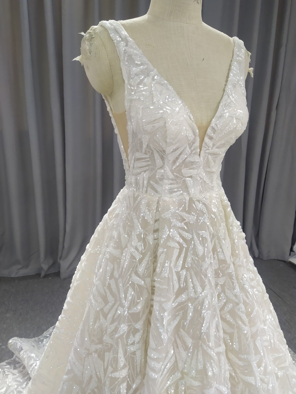 Träger Spitze A-Linie Brautkleid mit Schleppe C0031