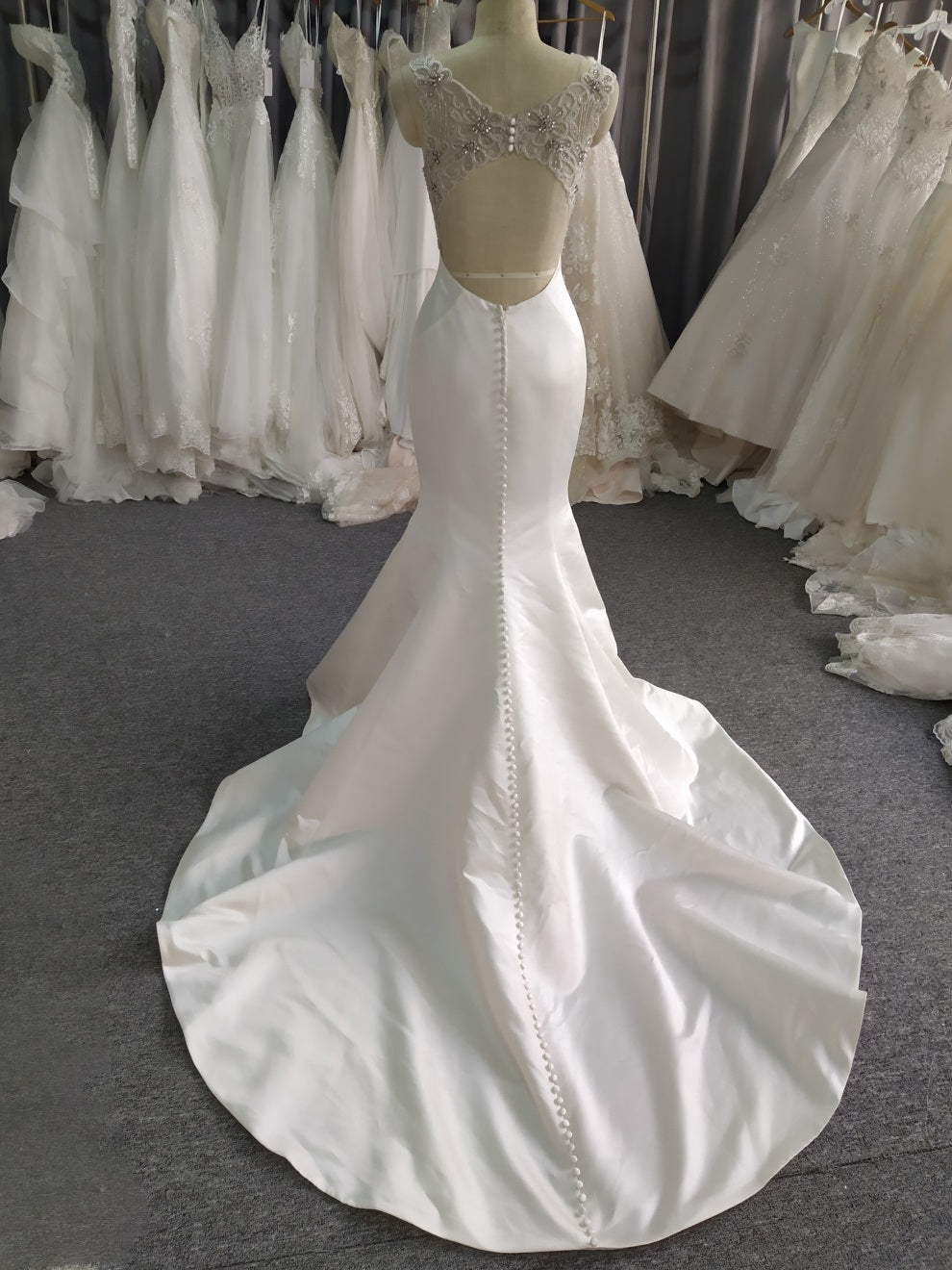 Riemen V Hals Satin Meerjungfrau Brautkleid mit Schleppe C0032