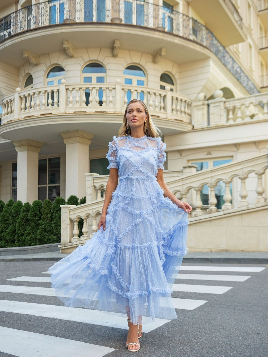 Blau Gekräuselt Stehkragen Kurze Ärmel Gepunkteter Tüll Gestufte Rüschen Hochzeit Gastkleider