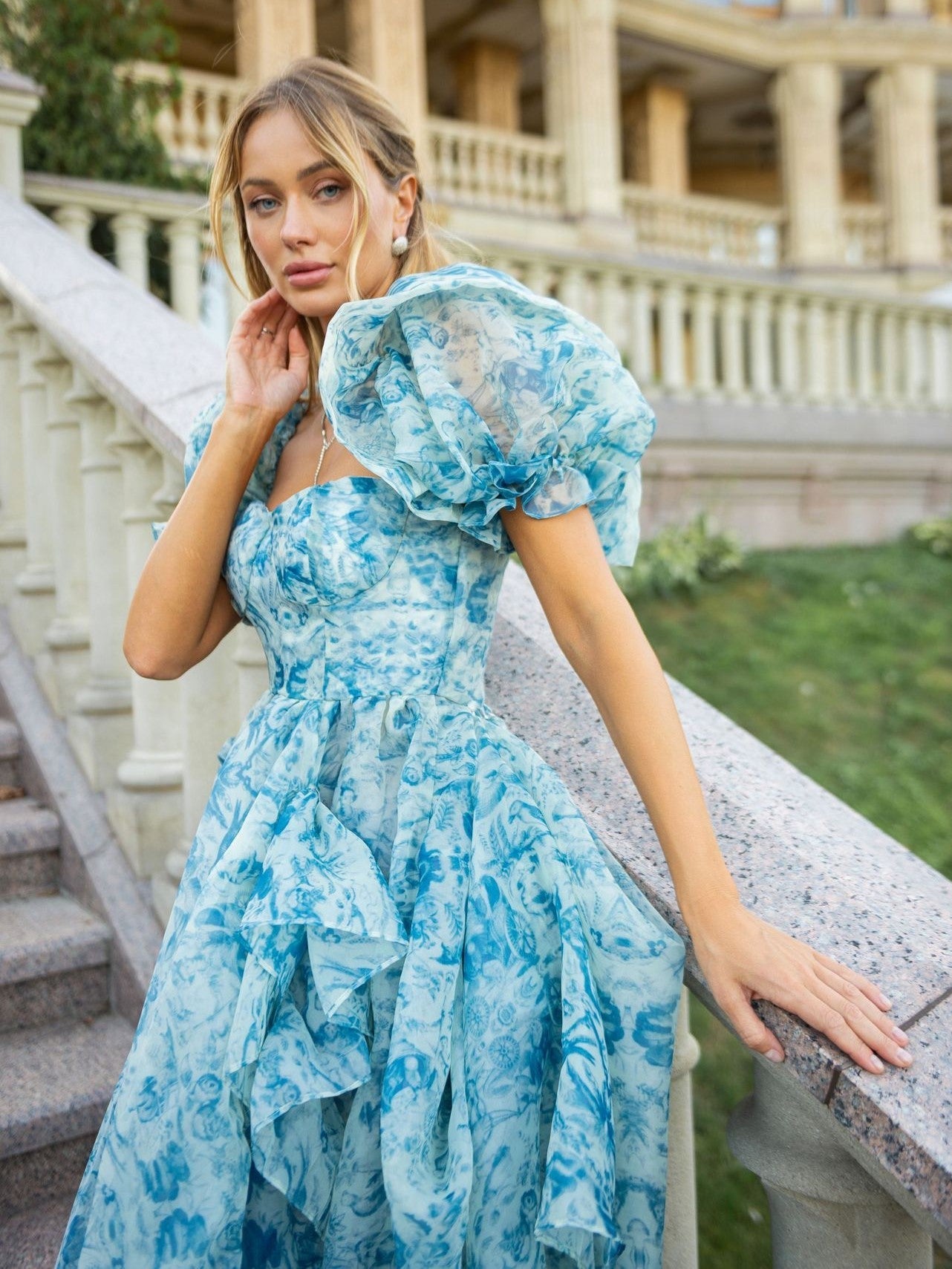 Blau Fairytale Kurze Puffärmel Floral Bedruckt Rüschen Split Brautjungfernkleider